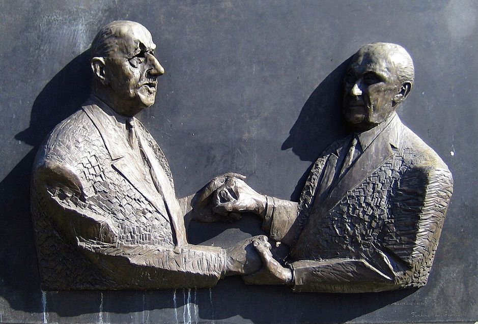 Konrad Adenauer (1876-1967) var leiðtogi Kristilegra demókrata í V-Þýskalandi og kanslari (forsætisráðherra) landsins 1949-1963. Hann hafði forystu um endurreisn V-Þýskalands eftir stríðið og hafði mikil áhrif til styrkingar á Evrópusamstarfi á þeim tíma. Samstarf hans og Charles de Gaulle, eftir að de Gaulle varð forseti Frakklands árið 1959, var farsælt og hafði mikil áhrif. Myndin sýnir minnismerki um Adenauer og de Gaulle og samstarf þeirra. Það var reist við Adenauer stofnunina í Berlín árið 2003 í tilefni þess að 40 ár voru liðin frá því þeir undirrituðu vináttu- og samstarfssamning landanna. Konrad Adenauer (1876-1967) var leiðtogi Kristilegra demókrata í V-Þýskalandi og kanslari (forsætisráðherra) landsins 1949-1963. Hann hafði forystu um endurreisn V-Þýskalands eftir stríðið og hafði mikil áhrif til styrkingar á Evrópusamstarfi á þeim tíma. Samstarf hans og Charles de Gaulle, eftir að de Gaulle varð forseti Frakklands árið 1959, var farsælt og hafði mikil áhrif. Myndin sýnir minnismerki um Adenauer og de Gaulle og samstarf þeirra. Það var reist við Adenauer stofnunina í Berlín árið 2003 í tilefni þess að 40 ár voru liðin frá því þeir undirrituðu vináttu- og samstarfssamning landanna.