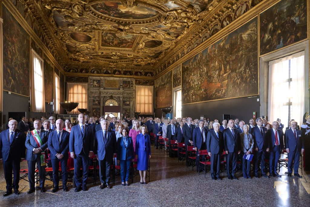 Fundir Feneyjanefndarinnar eru haldnir í Scuola Grande di San Giovanni Evangelista í Feneyjum á Ítalíu. Myndin er tekin á 35 ára afmæli nefndarinnar, árið 2025. Fundir Feneyjanefndarinnar eru haldnir í Scuola Grande di San Giovanni Evangelista í Feneyjum á Ítalíu. Myndin er tekin á 35 ára afmæli nefndarinnar, árið 2025.