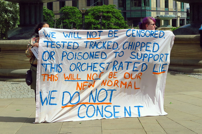 Rannsóknir benda til þess að fólk sé oft líklegra til að trúa röngum eða misvísandi upplýsingum á samfélagsmiðlum ef það treystir almennt ekki fjölmiðlum og öðrum stofnunum í samfélaginu. Upplýsingaóreiðu er gjarnan beint að fólki sem tilheyrir slíkum hópum. Rannsóknir benda til þess að fólk sé oft líklegra til að trúa röngum eða misvísandi upplýsingum á samfélagsmiðlum ef það treystir almennt ekki fjölmiðlum og öðrum stofnunum í samfélaginu. Upplýsingaóreiðu er gjarnan beint að fólki sem tilheyrir slíkum hópum.