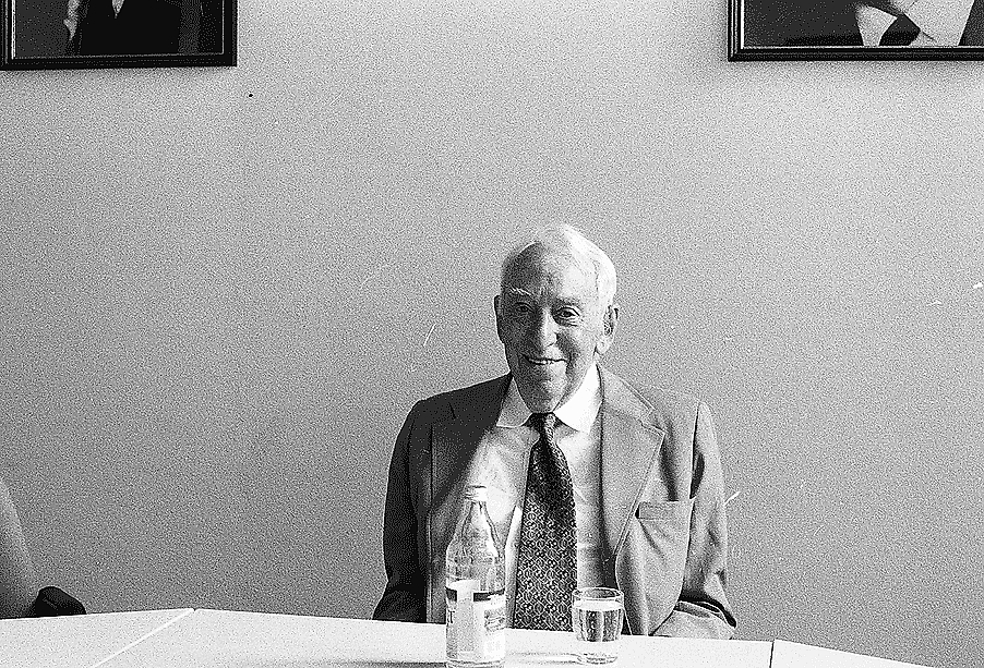 Skattur Tobins er kenndur við Nóbelsverðlaunahafann James Tobin. Skattur Tobins er kenndur við Nóbelsverðlaunahafann James Tobin.