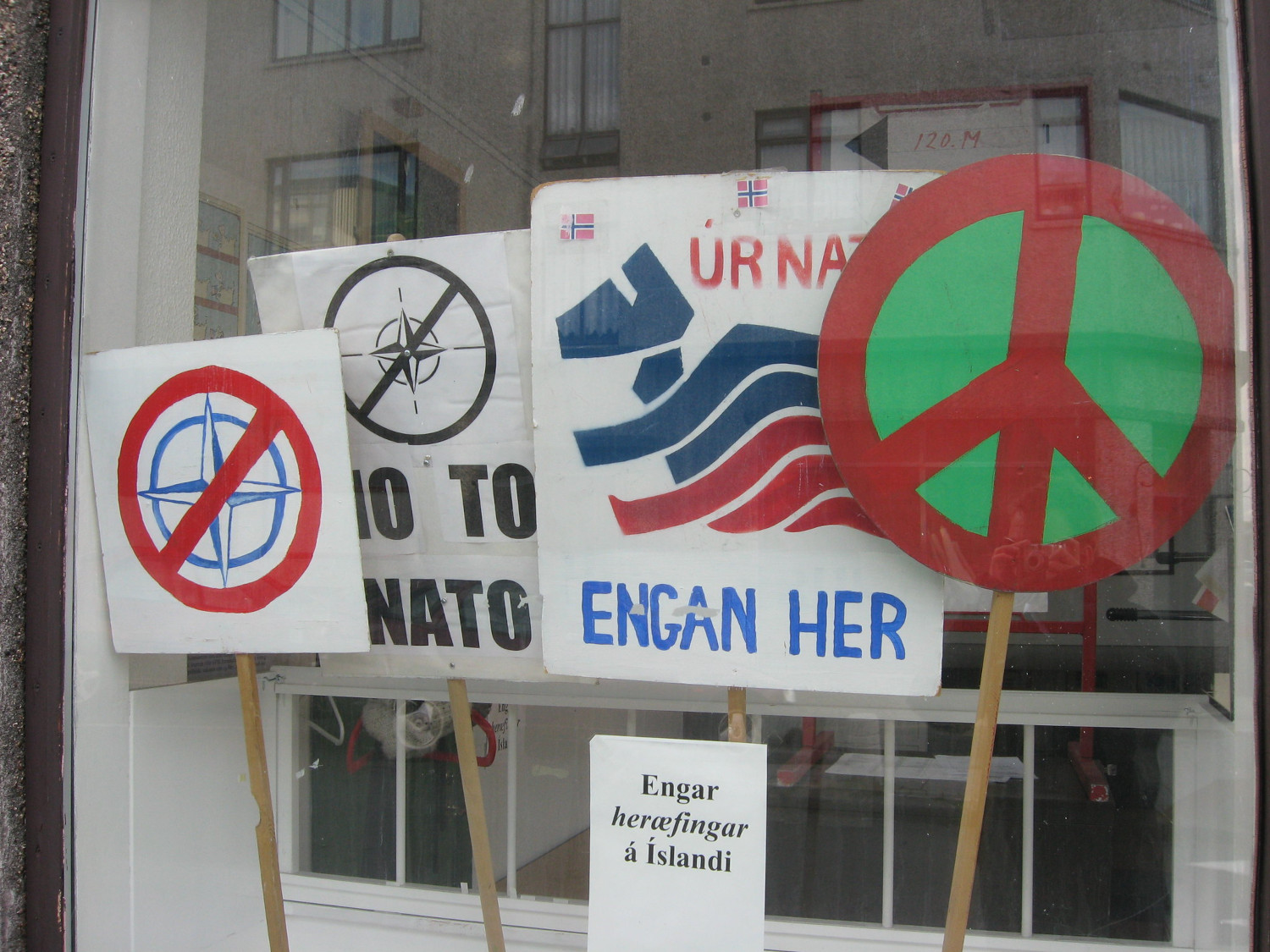 Þátttaka Íslands í NATO-samstarfinu hefur löngum verið umdeild. Þátttaka Íslands í NATO-samstarfinu hefur löngum verið umdeild.