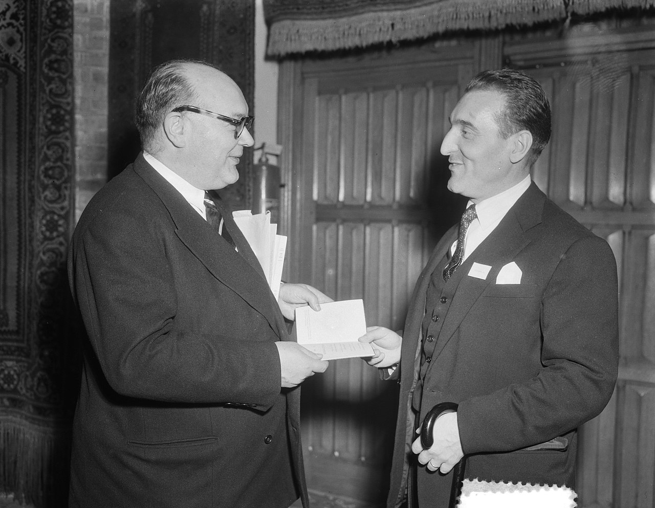 Paul-Henri Spaak (1899-1972) sem hér sést til vinstri á myndinni, var leiðtogi belgíska Verkamannaflokksins og ýmist forsætis- eða utanríkisráðherra um langt skeið. Hann naut einnig trausts á alþjóðavettvangi og var til dæmis framkvæmdastjóri Nató 1957-1971. Hann var formaður nefndar sem lagði grunninn að Rómarsáttmálunum 1956-1957. Paul-Henri Spaak (1899-1972) sem hér sést til vinstri á myndinni, var leiðtogi belgíska Verkamannaflokksins og ýmist forsætis- eða utanríkisráðherra um langt skeið. Hann naut einnig trausts á alþjóðavettvangi og var til dæmis framkvæmdastjóri Nató 1957-1971. Hann var formaður nefndar sem lagði grunninn að Rómarsáttmálunum 1956-1957.