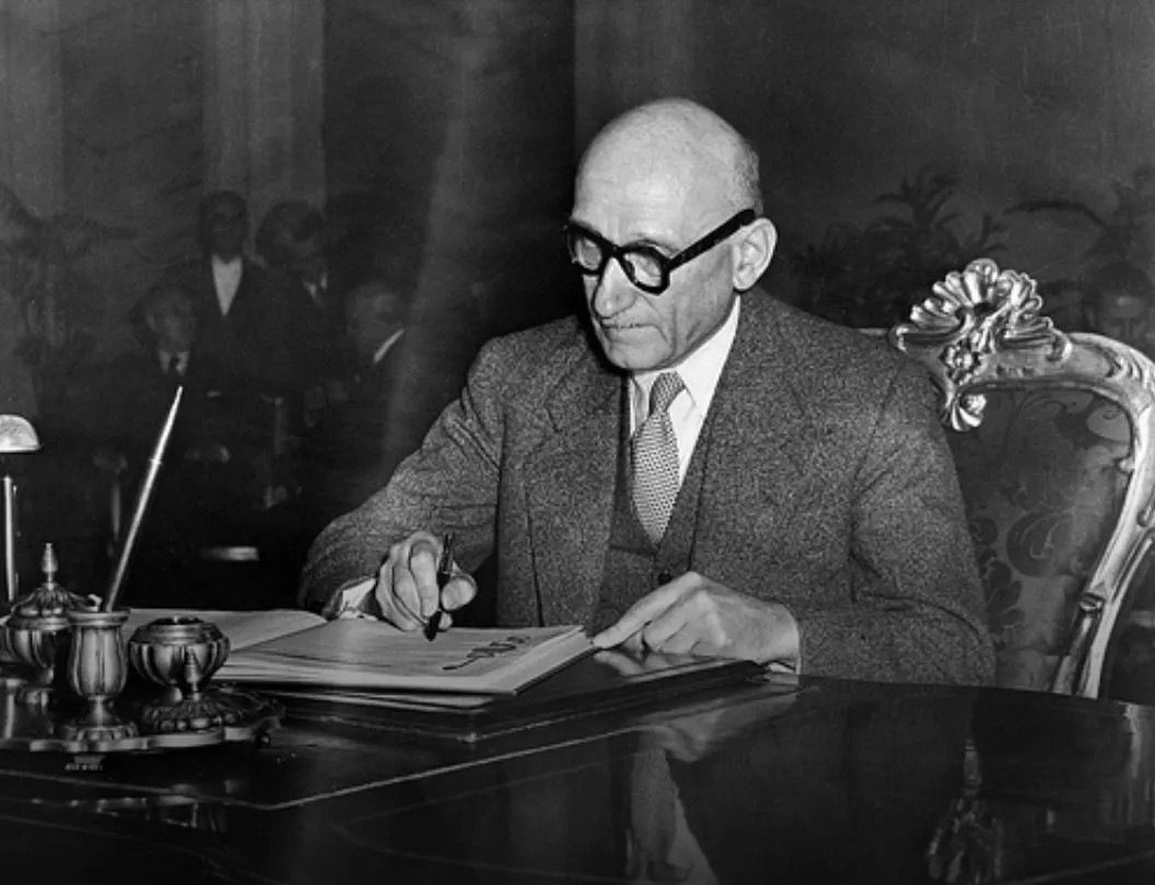 Schuman-yfirlýsingin, sem kennd er við franska ráðherrann Robert Schuman sem hér sést, hratt af stað stað því ferli sem kallað hefur verið Evrópusamruninn. Schuman-yfirlýsingin, sem kennd er við franska ráðherrann Robert Schuman sem hér sést, hratt af stað stað því ferli sem kallað hefur verið Evrópusamruninn.