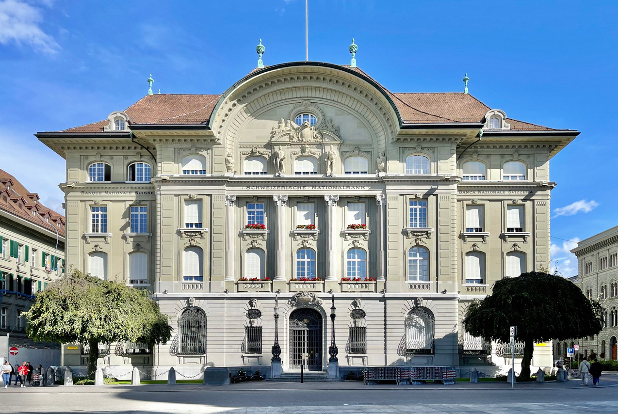 Höfðustöðvar Seðlabanka Sviss í Bern. Svissneski seðlabankinn er með sömu stöðu og sá íslenski, það er sjálfstæða mynt og forða í öðrum myntum, en þá öfundsverðu stöðu að frankinn er lágvaxtamynt, ólíkt krónunni. Höfðustöðvar Seðlabanka Sviss í Bern. Svissneski seðlabankinn er með sömu stöðu og sá íslenski, það er sjálfstæða mynt og forða í öðrum myntum, en þá öfundsverðu stöðu að frankinn er lágvaxtamynt, ólíkt krónunni.