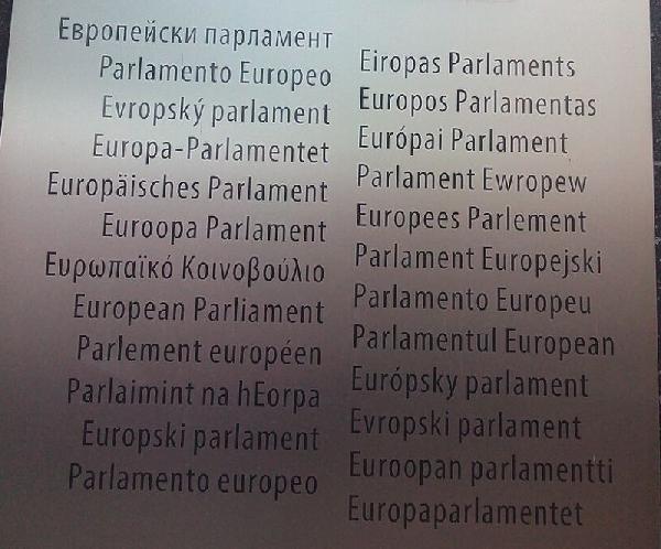 Hver eru opinber tungumál ESB og hver er málstefna sambandsins í stuttu máli?