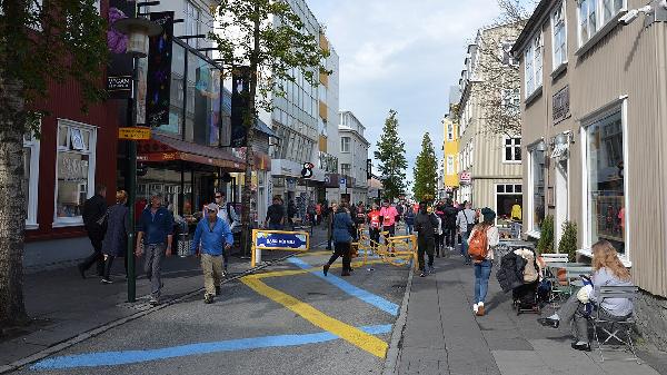 Hefur EES-aðild Íslands einhver áhrif á íslenska tungu og mundi eitthvað breytast ef við færum í ESB?
