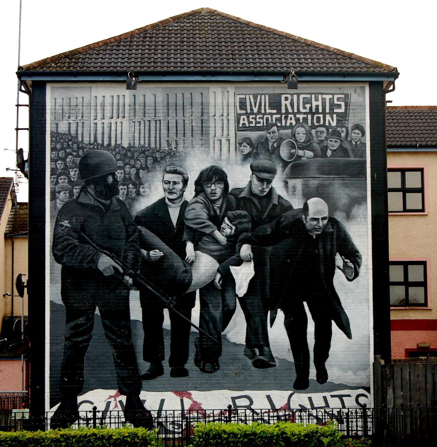 Blóðuga sunnudagurinn (Bloody Sunday) 31. janúar 197 skutu breskir hermenn þrettán óbreytta og óvopnaða kaþólska borgara til bana í kröfugöngu í borginni Derry. Veggmynd frá Derry. Blóðuga sunnudagurinn (Bloody Sunday) 31. janúar 197 skutu breskir hermenn þrettán óbreytta og óvopnaða kaþólska borgara til bana í kröfugöngu í borginni Derry. Veggmynd frá Derry.